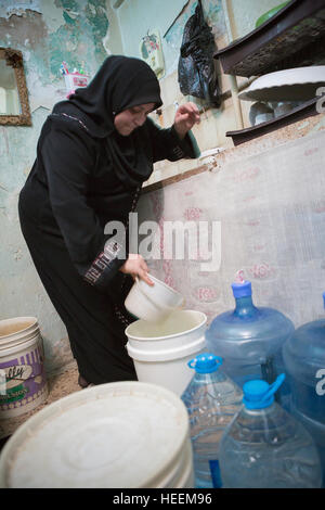 Familien-Kampf, Trinkwasser in die Stadt Zarqa, Jordanien zu rationieren. Stockfoto