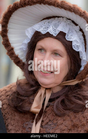 Ältere Frau gekleidet im 19. Jahrhundert Kleidung und Hut auf dem jährlichen Dickens-Festival in Deventer, Overijssel, Niederlande. Stockfoto