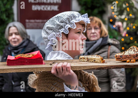 Im 19. Jahrhundert Kleidung und Hut tragen frisches Brot bei Deventer Dickens Festival Overijssel, Niederlande gekleidete Frau. Stockfoto