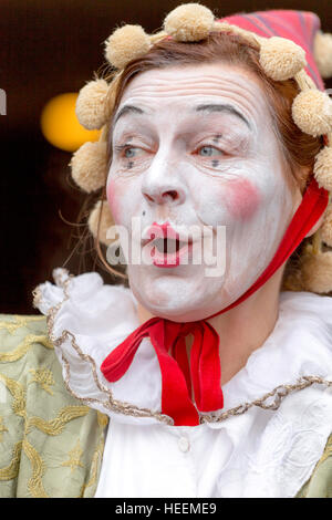 Zirkusclown, gekleidet im 19. Jahrhundert Kleidung und Make-up zu Dickens Festival, Deventer, Overijssel, Niederlande übertrieben. Stockfoto