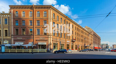 Sankt PETERSBURG, Russland - 26. Juli 2014: Berühmte Hotel Angleterre und das Astoria und Café "Glück" Stockfoto