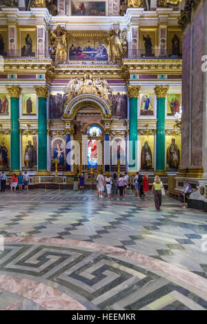 Sankt PETERSBURG, Russland - 26. Juli 2014: Touristen in das Innere der St. Isaaks Kathedrale, Blick auf die wichtigsten Ikonostase Stockfoto