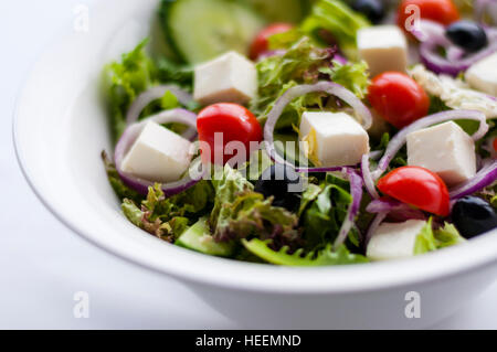 Eingerichtete Küche. Mozzarella-Käse mit Gemüse Salat Stockfoto