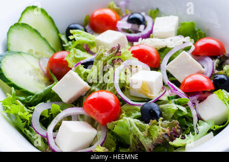 Eingerichtete Küche. Mozzarella-Käse und Gemüse-Salat Stockfoto