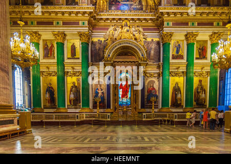 Sankt PETERSBURG, Russland - 26. Juli 2014: Touristen in das Innere der St. Isaaks Kathedrale, Blick auf das Modell des Tempels Stockfoto
