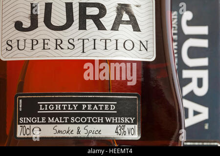 Jura Superstition - Jura Single Malt Scotch Whisky leicht wiederholten Rauch & Spice - Detail auf 70 cl Flasche mit 43% vol. Stockfoto