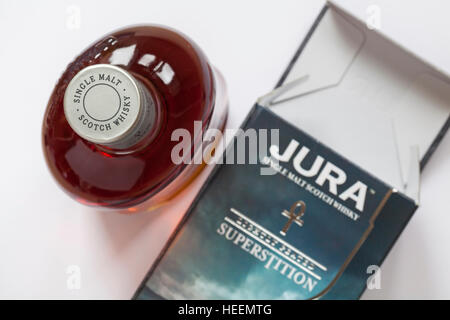 Jura Superstition - Jura Single Malt Scotch Whisky leicht wiederholten - Blick hinunter auf der Flasche aus der Box auf weißem Hintergrund entfernt Stockfoto