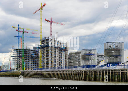 Schnelle Konstruktionsentwicklung auf der Halbinsel Greenwich in London mit mehrere bunte bunte Krane Bohrtürme. Stockfoto