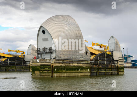 Eines der rotierenden Tore des Themse-Sperrwerks, die überspannt den Fluss Themse in London. Stockfoto