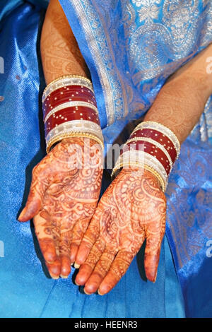 Hände mit Mehendi arbeiten Stockfoto