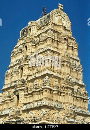 Gopuram - bedeutet die Top Bau eines Tempels. Ein Tempel in Südindien Stockfoto