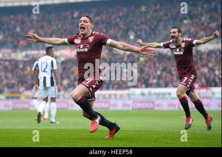 Turin, Italien. 11 Dezember 2016: Andrea Belotti (links) von Torino FC feiert nach erzielte das erste Tor in der Serie A Fußball Spiel Betwe Stockfoto