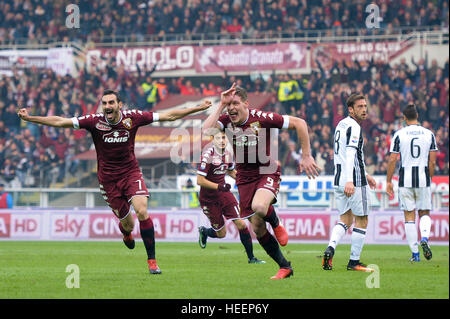 Turin, Italien. 11 Dezember 2016: Andrea Belotti (Mitte) von Torino FC feiert nach erzielte das erste Tor in der Serie A Fußball Spiel Wette Stockfoto