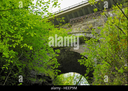 Teufelsbrücke, die drei Spannen alle noch intakt. Stockfoto