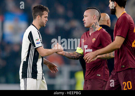 Turin, Italien. 17 Dezember 2016: Miralem Pjanic (links) von Juventus FC schüttelt Hände mit Radja Nainggolan des AS Roma während des Fußballspiels der Serie A Stockfoto