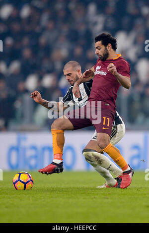 Turin, Italien. 17 Dezember 2016: Stefano Sturaro von Juventus FC und Mohamed Salah der AS Roma konkurrieren um die Kugel während der Serie A-Fußballspiels sein Stockfoto