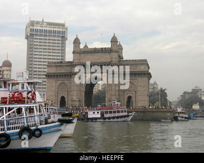 Das Gateway of India ist ein Denkmal in Bombay, Indien befindet sich an der Uferpromenade in South Bombay, das Gateway ist ein Basalt-Bogen 26 Meter hoch. Es ist eine Stockfoto