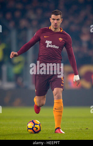 Turin, Italien. 17 Dezember 2016: Edin Dzeko von AS Roma in Aktion während der Serie A Fußballspiel zwischen Juventus FC und AS Roma. Stockfoto