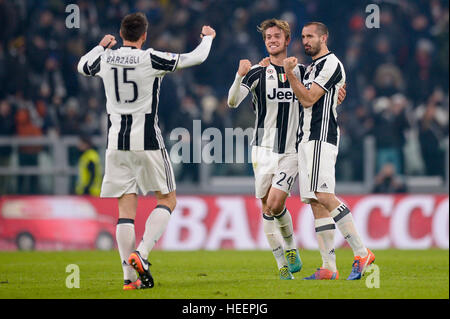 Turin, Italien. 2016, 17 Dezember: Andrea Barzagli (links), Daniele Rugani und Giorgio Chiellini von Juventus FC feiert am Ende der Serie A-Fuß Stockfoto