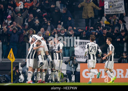 Turin, Italien. 2016, 17 Dezember: Gonzalo Higuain (links) von Juventus FC feiert nach erzielte das erste Tor in der Serie A Fußball Spiel Wette Stockfoto