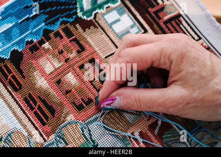 Frau arbeitet an einem Wandteppich. Stockfoto