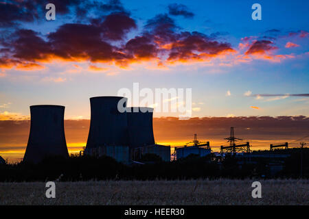 Die drei Türme in Didcot Power Station, in der letzten von der Abendsonne Stockfoto