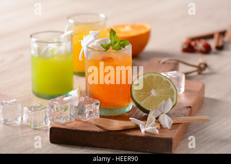 Wassereis sortierte Früchte mit Jasminblüten aus Sizilien Stockfoto