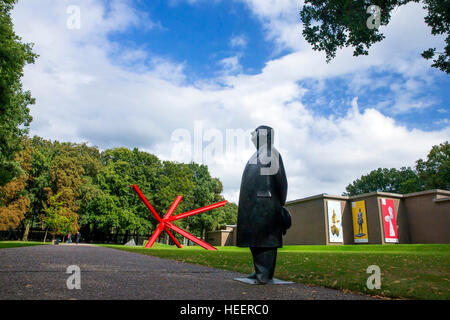 Statue von Monsieur Jacques, von Oswald Wenckebach, 1955, und K-Stück, von Mark Di Suvero, 1972,: Kroller-Muller Museum, Nationalpark Hoge Veluwe Stockfoto