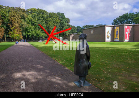 Statue von Monsieur Jacques, von Oswald Wenckebach, 1955, und K-Stück, von Mark Di Suvero, 1972,: Kroller-Muller Museum, Hoge Veluwe National Park, Stockfoto