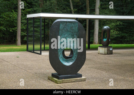 Duale Form und Elegie III, von Barbara Hepworth, 1965 und 1966, Kröller-Müller Museum Nationalpark Hoge Veluwe, Otterlo, Niederlande, Europa Stockfoto