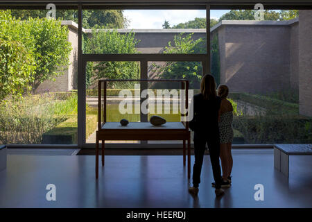 Junges Paar im Inneren des Kröller-Müller Museum, Nationalpark Hoge Veluwe, Otterlo, Niederlande, Europa Stockfoto