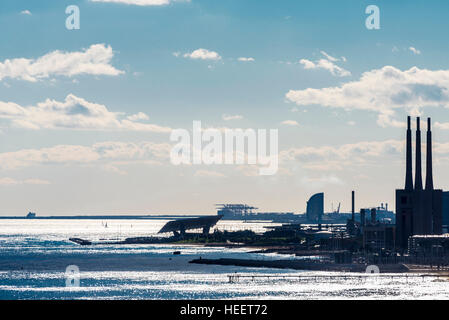 Die Skyline von Barcelona mit dem w Hotel und dem Hafen im Hintergrund, Katalonien, Spanien Stockfoto