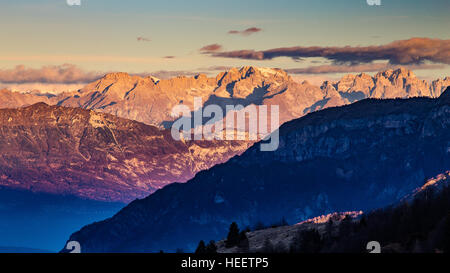 Sonnenlicht bei Sonnenaufgang. Blick auf die Dolomiten von Brenta (die Trentiner Dolomiten) von Campogrosso (Venetien). Italienische Alpen. Europa Stockfoto