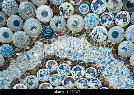 Decke verziert mit blauen und weißen Porzellan in der Porzellan-Haus (auch bekannt als China-Haus), mit Porzellan zementiert und verklebt die Bui Stockfoto
