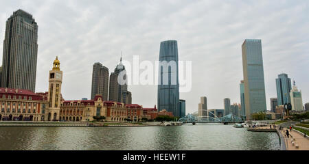 Tianjin World Financial Center und Jiefang Brücke Haihe-Fluss, Tianjin, China Stockfoto