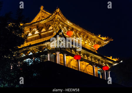 Nachtansicht des beleuchteten Turm am Wassertor Anlan auf dem Canal Grande, die antike Stadt Taierzhuang, Provinz Shandong, China Stockfoto