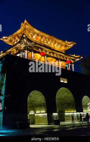 Nachtansicht des beleuchteten Turm am Wassertor Anlan auf dem Canal Grande, die antike Stadt Taierzhuang, Provinz Shandong, China Stockfoto