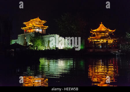 Nachtansicht des beleuchteten Turm an Anlan Wassertor und Wuxing Pavillon auf dem Canal Grande, die antike Stadt Taierzhuang, Provinz Shandong, China Stockfoto