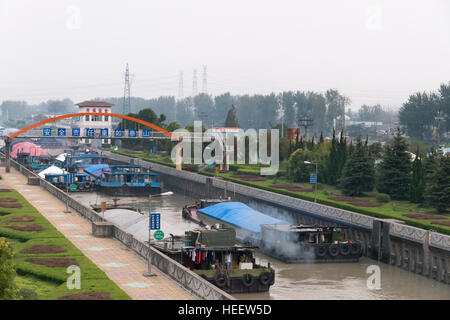 Lastkähne warten im Huai'an Schloss am Canal Grande, Huai'an, Provinz Jiangsu, China Stockfoto