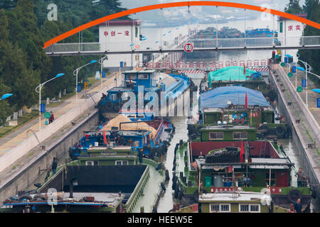 Lastkähne warten im Huai'an Schloss am Canal Grande, Huai'an, Provinz Jiangsu, China Stockfoto