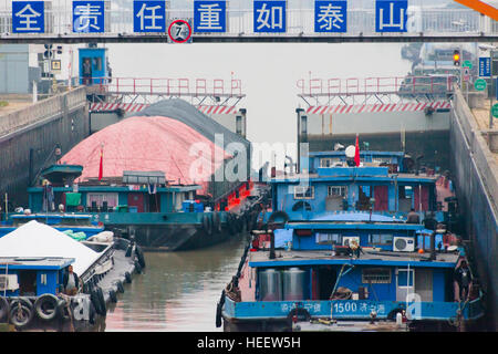 Lastkähne warten im Huai'an Schloss am Canal Grande, Huai'an, Provinz Jiangsu, China Stockfoto