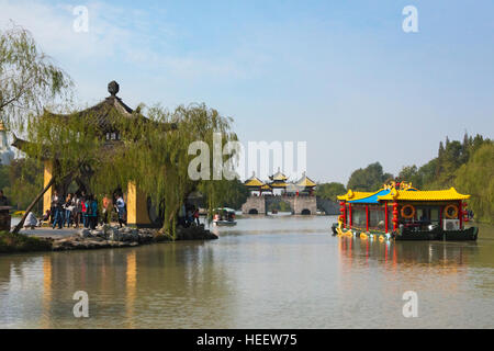 Pavillon und touristischen Boot auf Slim Westsee, Lotus-Brücke (auch genannt fünf Pagode) Brücke in der Ferne, Yangzhou, Jiangsu, China Stockfoto