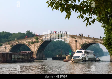 Kahn, gehen unter Gongchen Brücke am Canal Grande, Hangzhou, Zhejiang Provinz, China Stockfoto