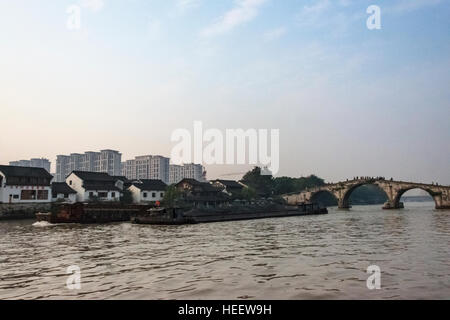 Kahn, nähert sich Gongchen Brücke am Canal Grande, Hangzhou, Zhejiang Provinz, China Stockfoto