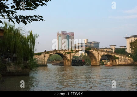 Lastkahn durchlaufen Gongchen Brücke am Canal Grande, Hangzhou, Zhejiang Provinz, China Stockfoto