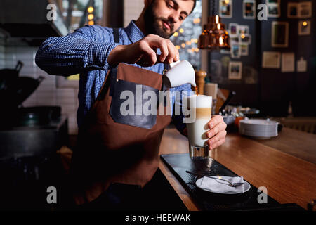 Barkeeper Barista in Uniform, die Zubereitung von Kaffee-Tee, Cocktails Stockfoto