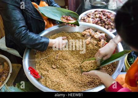 Herstellung Mytisches, Blätter einwickeln Klebreis in Palm, Tangqi die antike Stadt, Hangzhou, Zhejiang Provinz, China Stockfoto