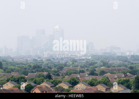 Skyline von East London, Luftverschmutzung london, nebliger Tag urbaner Smog über der Stadt London Canary Wharf, London an einem warmen Sommernachmittag, großbritannien Stockfoto