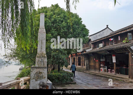 Traditionelle Häuser am Canal Grande, die antike Stadt Tangqi, Hangzhou, Zhejiang Provinz, China Stockfoto