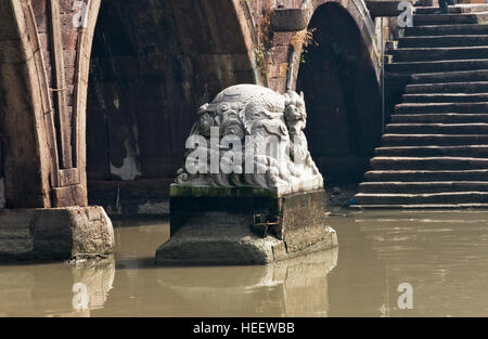 Drachen Skulptur unter Guangji Brücke am Canal Grande, die antike Stadt Tangqi, Hangzhou, Zhejiang Provinz, China Stockfoto